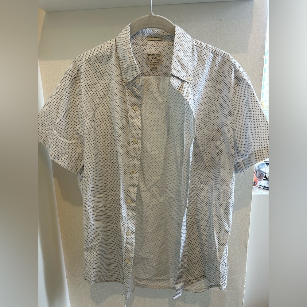 JCrew Men’s short sleeve button down collared shirt with small pattern